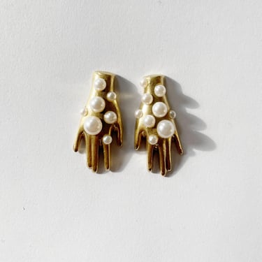 Mini pearly hand earrings 