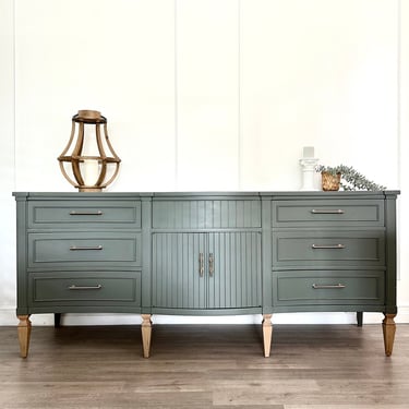Refinished Bassett 8 drawers dresser / TV stand / Vanity / Credenza / Sideboard / Nursery 
