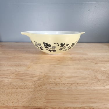 Pyrex Yellow Gooseberry 444 Bowl 4 Qt 