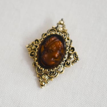 1970s Gerry's Brown Cameo Brooch 