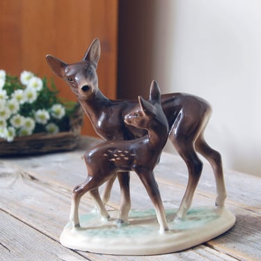 Vintage deer figurine / mother and baby deer statue / reindeer figurine / vintage Christmas decor / doe ceramic figurine / Holiday decor 