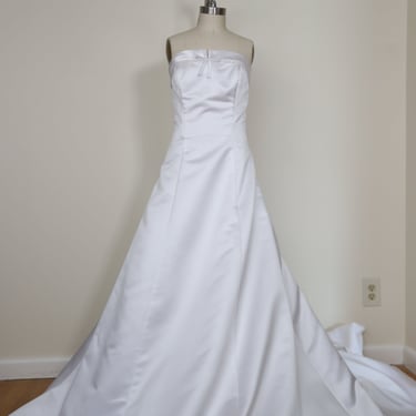 1990's Strapless Bridal Bow Gown Button Back With Train