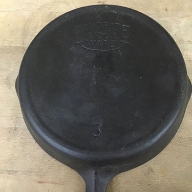 No. 3 Favorite Piqua Ware Cast Iron Skillet (Seattle)