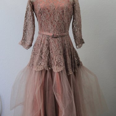 1950s Prom Dress / Vintage 50s Ann Kauffman Salmon Lace Tulle Rockabilly PinUp Event Cocktail Dress / Modern Size Medium 10 12 // Pinup Girl 