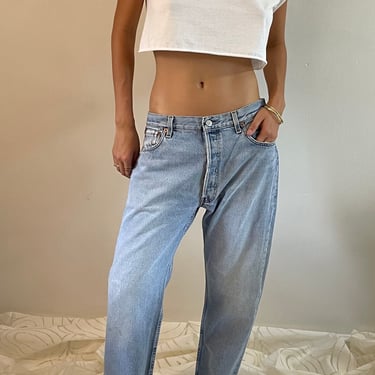 34 Levis 501 faded vintage jeans / vintage light wash faded soft worn in curvy high waisted button fly baggy boyfriend Levis 501 jeans | 34 