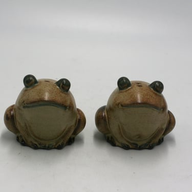 vintage stoneware frog salt and pepper shakers 