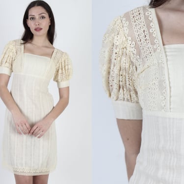 Neat Cream Seersucker Mini Dress / Vintage 70s Crochet Lace Trim / Low Neckline Peasant Dress / Simple Beige Striped Short Dress 