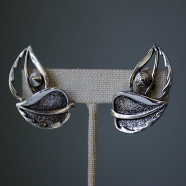 vintage jewelry | vintage earrings | statement earrings | silver leaf ear climbers 