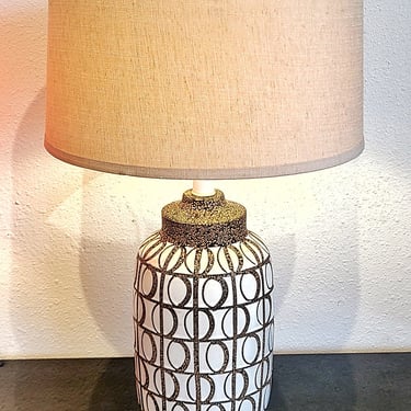 HAND-THROWN ALVINO BAGNI WHITE ON TAN TABLE LAMP