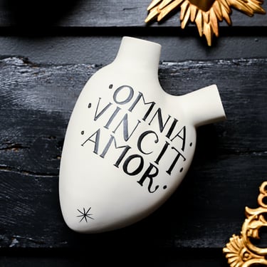 'Omnia Vincit' Porcelain Anatomical Heart Vase