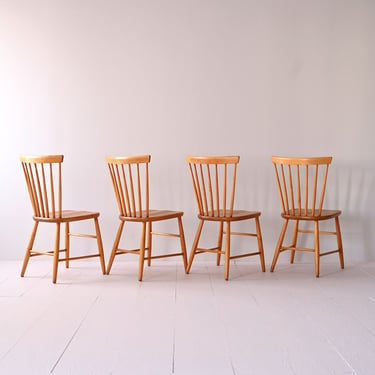 Set of Four Scandinavian Beech Pinnstolar Chairs – Vintage Nordic Dining Chairs with Spindle Back 