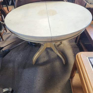 Round Table with Leaf 42" x 29.5"