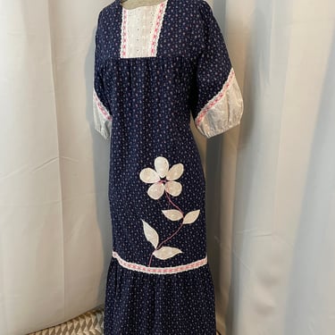 1970s Prairie Dress with Eyelet Lace Floral appliqué Gunne Sax style Calico L 