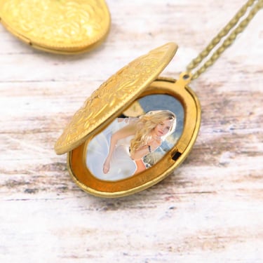 Flower Locket with Photo, Personalized Gold Necklace, Anniversary Gift for Her, Oval Pendant 