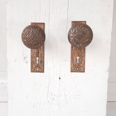 Eastlake Pattern Door Hardware Set, Antique Steel Design Backplates and Door Knobs, Back Plate and Doorknob Set 032602 
