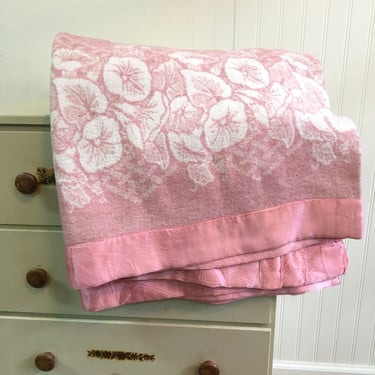 Vintage 1940s camp blanket - pink and white flowers - cotton 