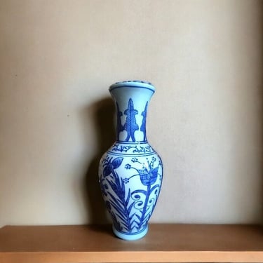VINTAGE Chinese blue white ceramic vase Oriental blue and white vase with intricate patterns Chinoiserie porcelain vase with floral motif 