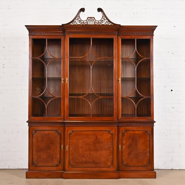 Mario Buatta for John Widdicomb Georgian Carved Mahogany Lighted Breakfront Bookcase Cabinet