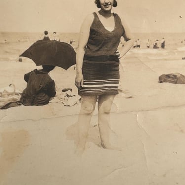 Photo Flapper At Oak At Beach Chicago 1923 1920’s Fashion Retro Photograph 