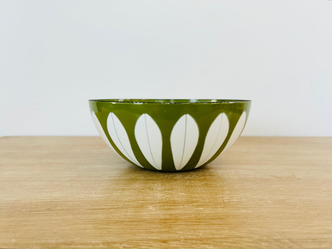 Top Set of 4 bowls Catherineholm lotus enamelware avocado