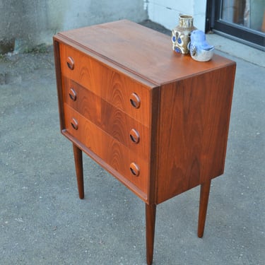 Gorgeous Petite Chest of Drawers w/ Hooded Pulls & Killer Patina & Grain
