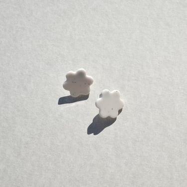 Daisy Studs in Pearlescent Snow