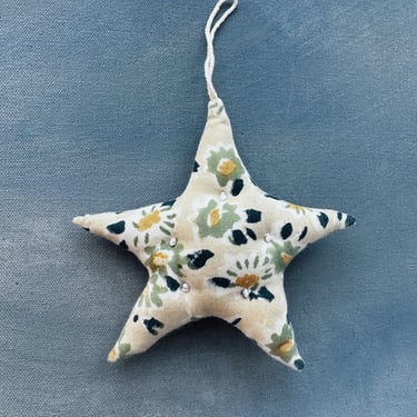 Star Ornament, Small Daisy Hillside