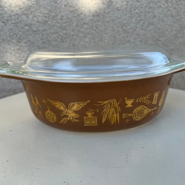 Vintage Pyrex casserole dish with lid Americana brown Hertiage theme 1 1/2 qt 