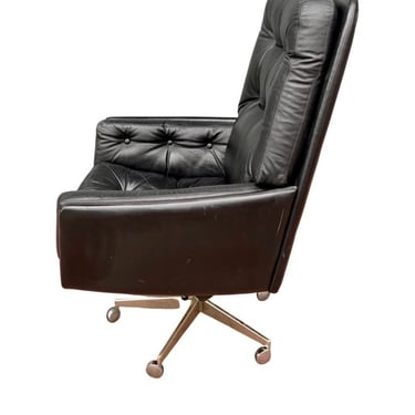 Danish Modern Leather Excecutive Swivel Armchair in Leather