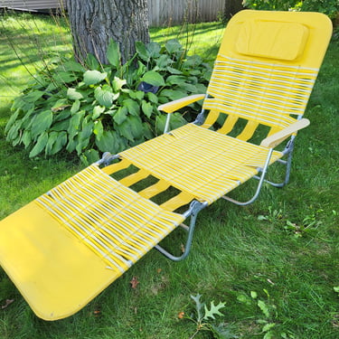 Vintage Tube Yellow and White Plastic Straw Folding Garden/Lawn Lounge Chair 