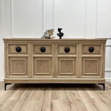 Americans of Martinsville credenza in natural wood finish / TV stand/buffet/sideboard / console 