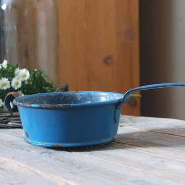 Vintage blue enamelware colander / vintage French enamelware handled colander / enamelware strainer / rustic farmhouse kitchen sieve 