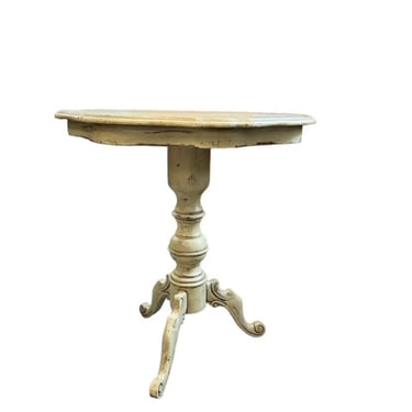 Distressed Ivory Scalloped Round Accent Table On Tripod Pedestal EK221-262