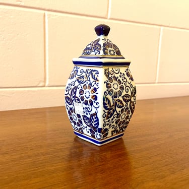 Vintage Blue and White Floral Patterned Ginger Jar 