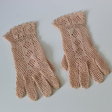 1940s Gloves / Vintage 40's Pale Shell Pink Short Wrist Gloves NEEDLE Hand CROCHET Gloves Hand Made in ITALY 